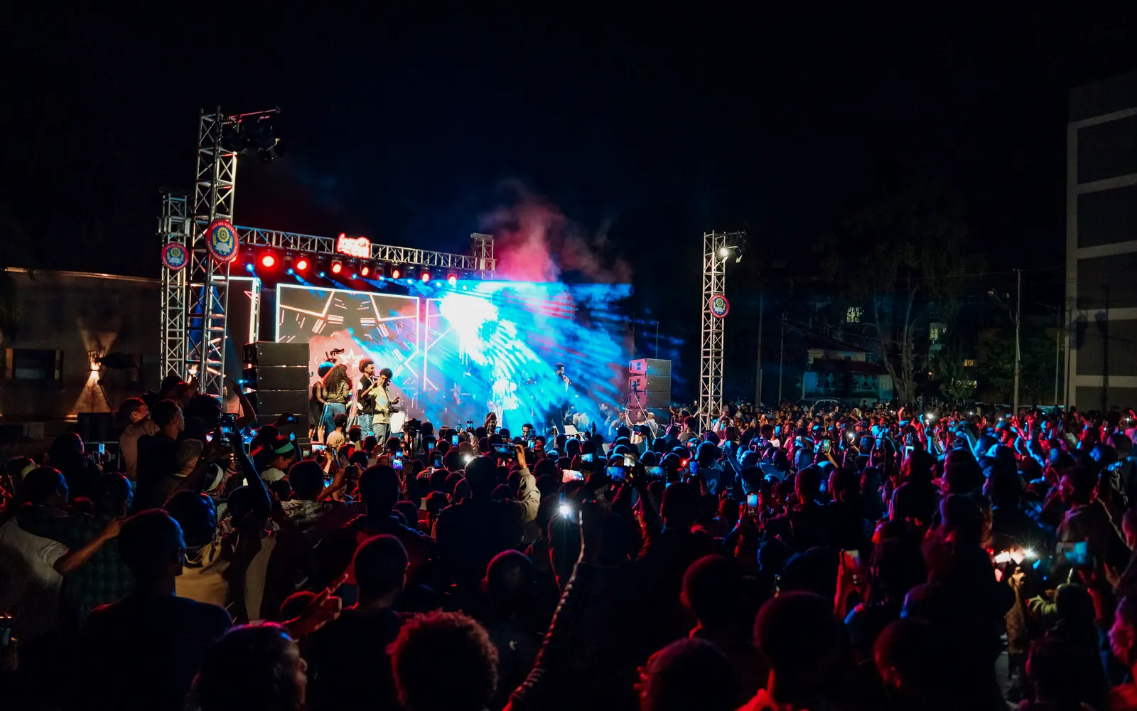 Escenari d’un festival a l’aire lliure de nit amb el públic