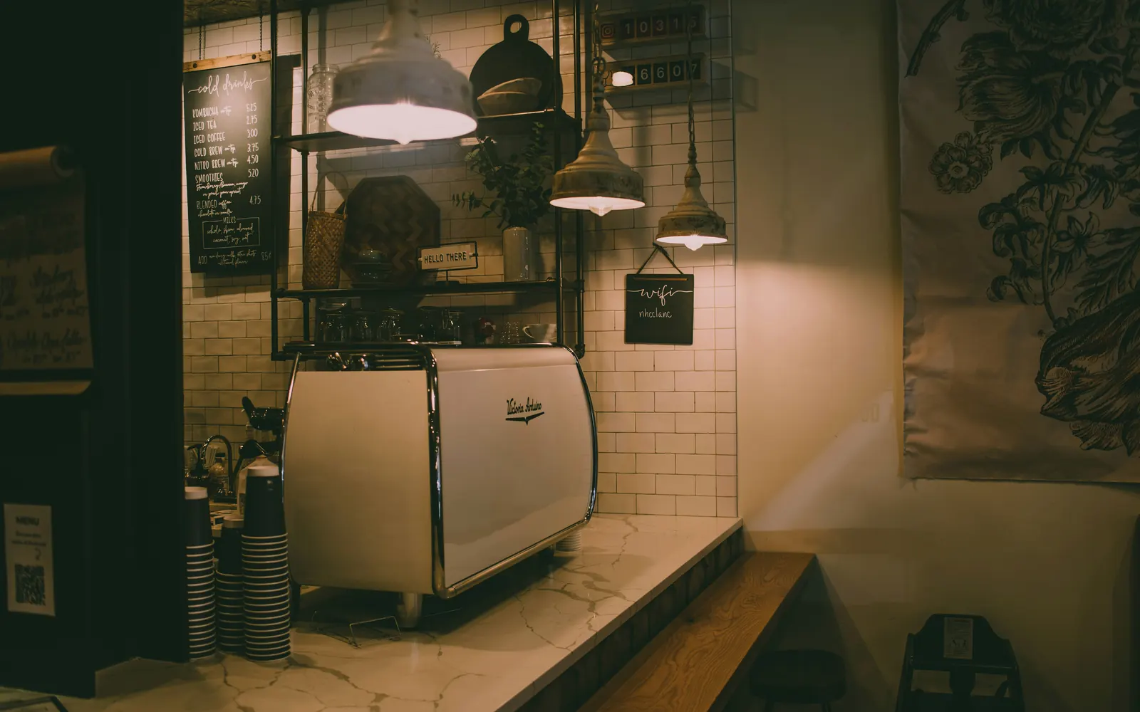 Barra de cafetería con luz cálida