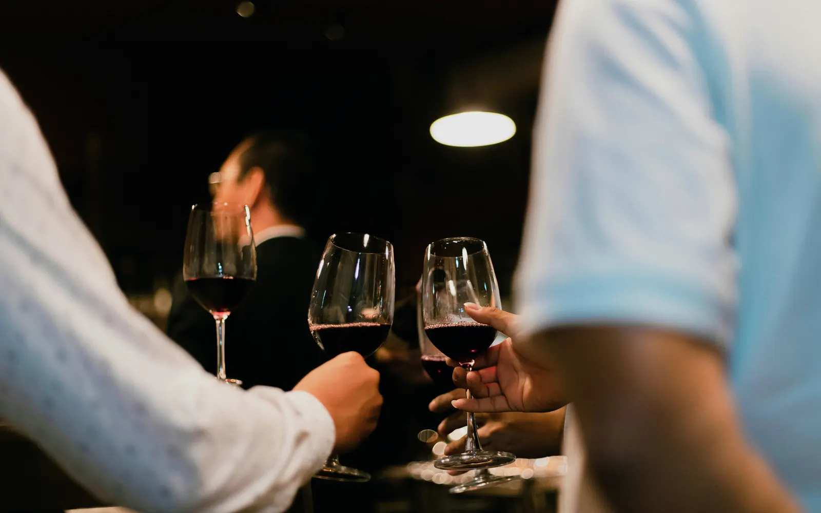 Tast de vins amb copes de negre en un local