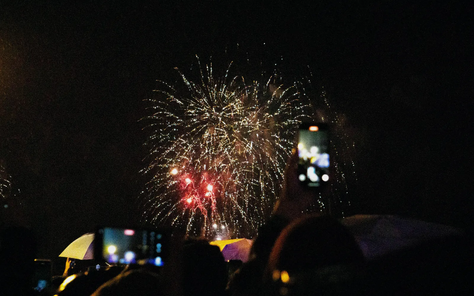 Fuegos artificiales de fiesta mayor vistos desde la plaza