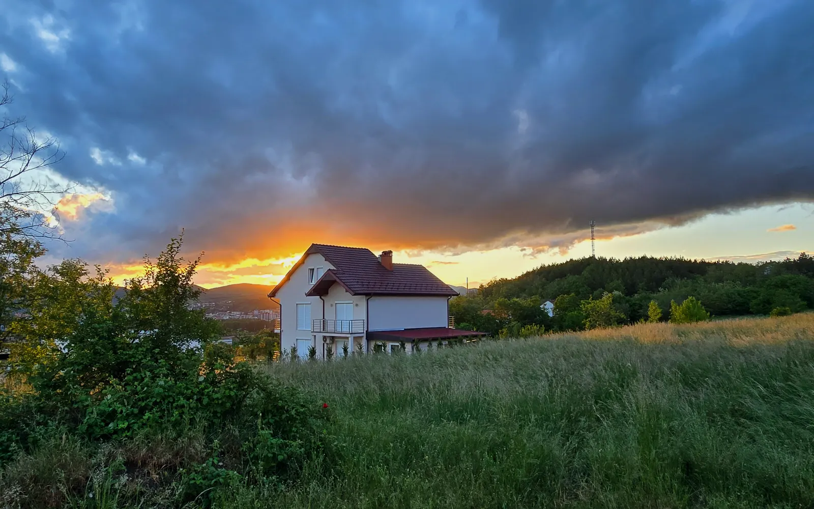 Casa rural enmig del camp a la posta de sol