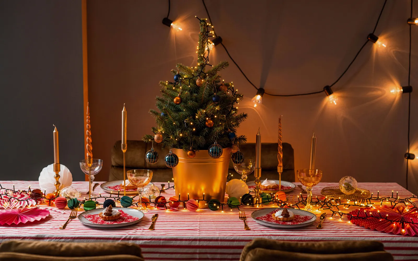 Taula de sopar de Nadal amb arbre i llums
