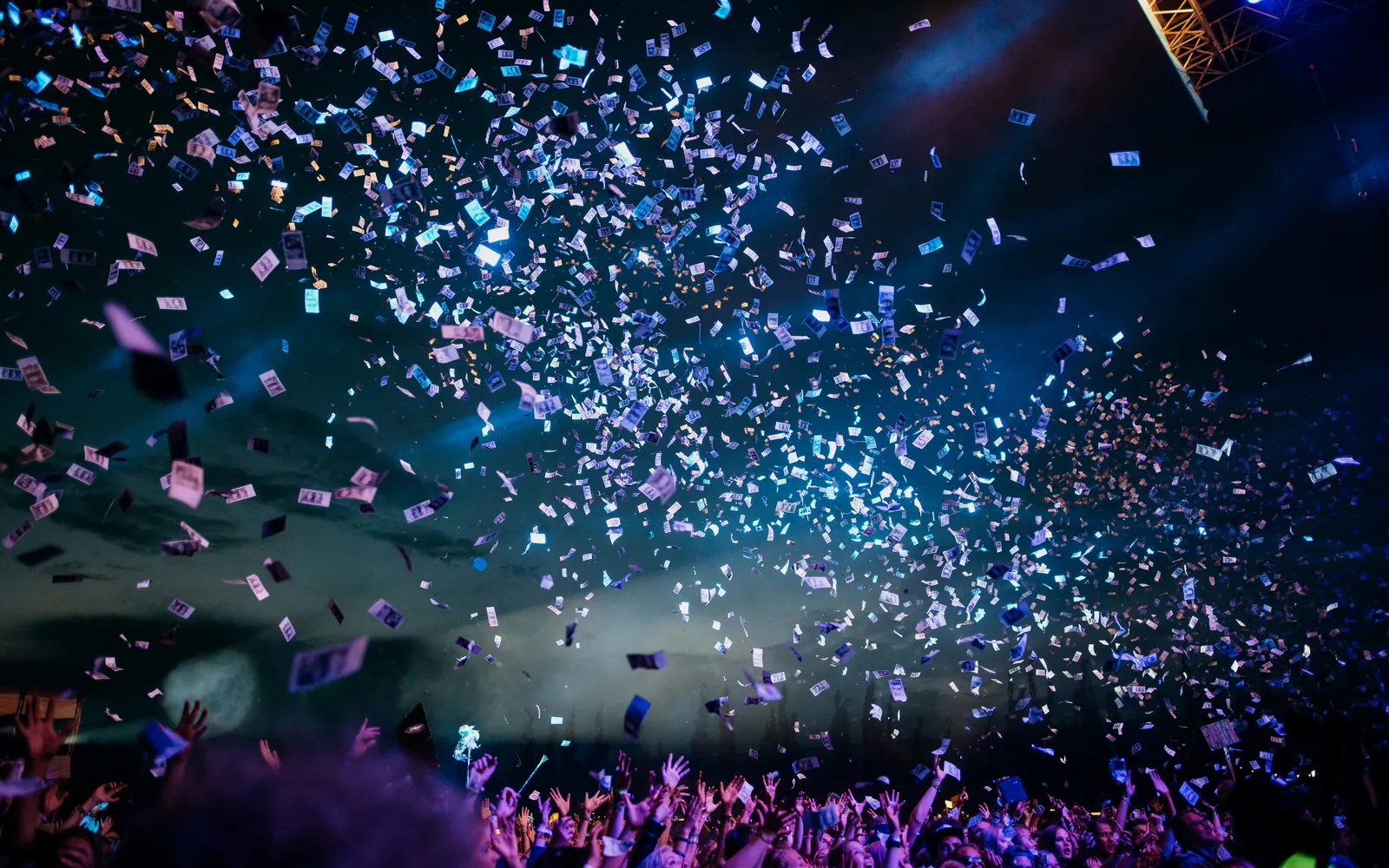 Confeti caient sobre el públic en una festa