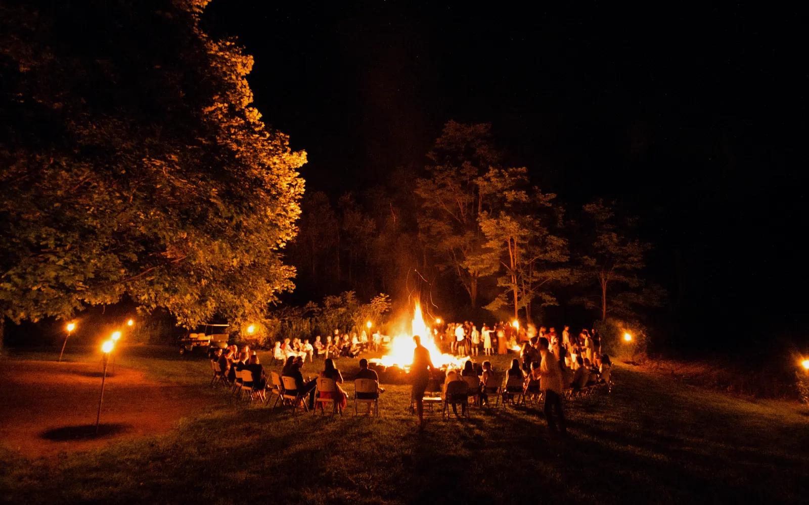 Foguera de revetlla de Sant Joan amb gent al voltant