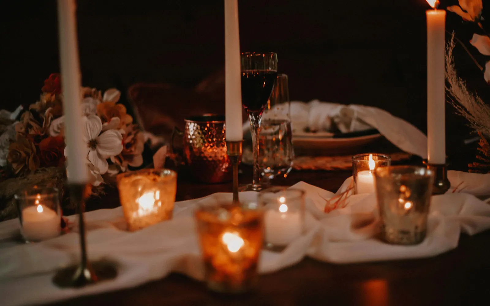 Mesa de cena romántica para dos con velas