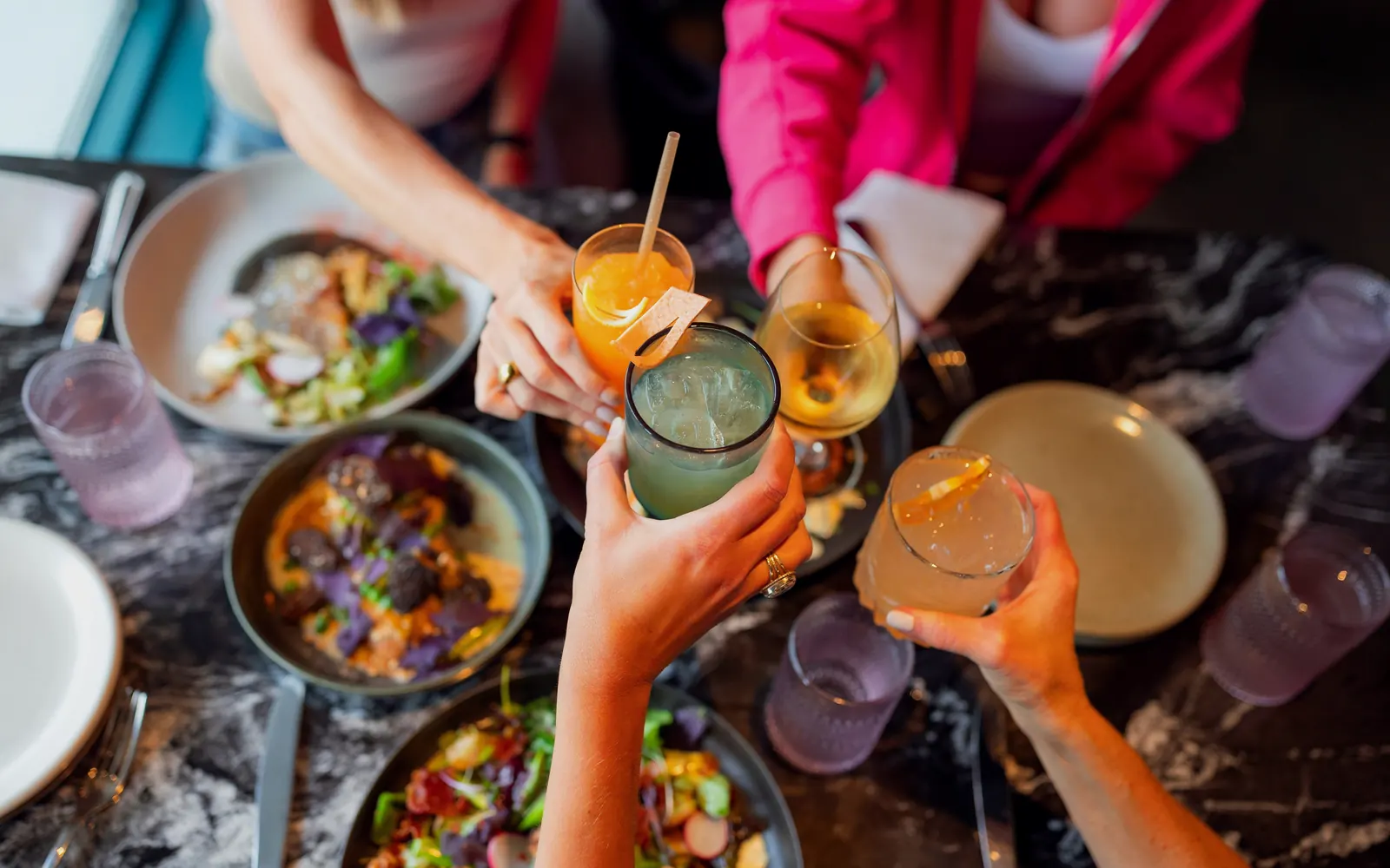 Brindis en un sopar de grup amb plats per compartir