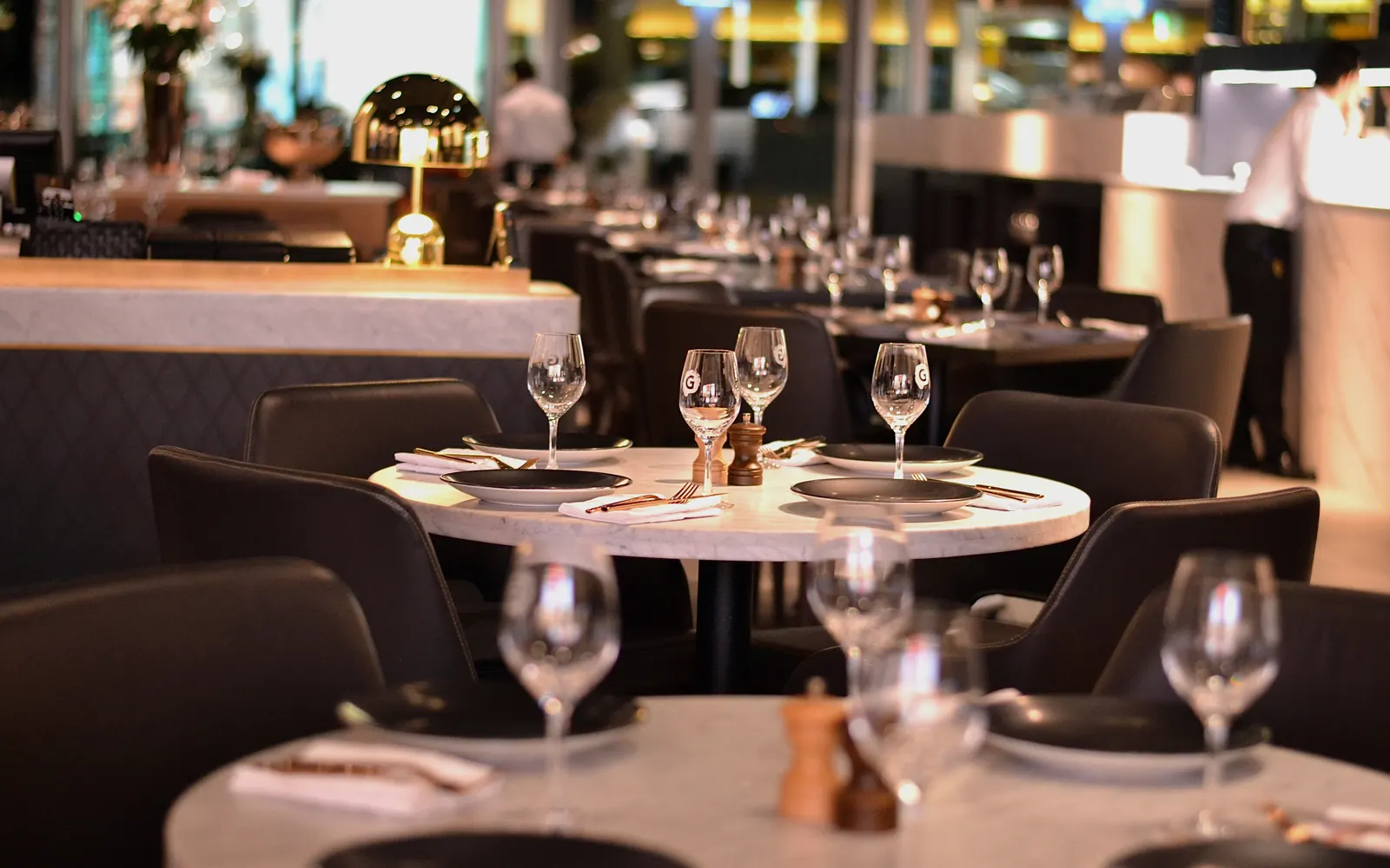 Sala de restaurant amb taules parades i copes