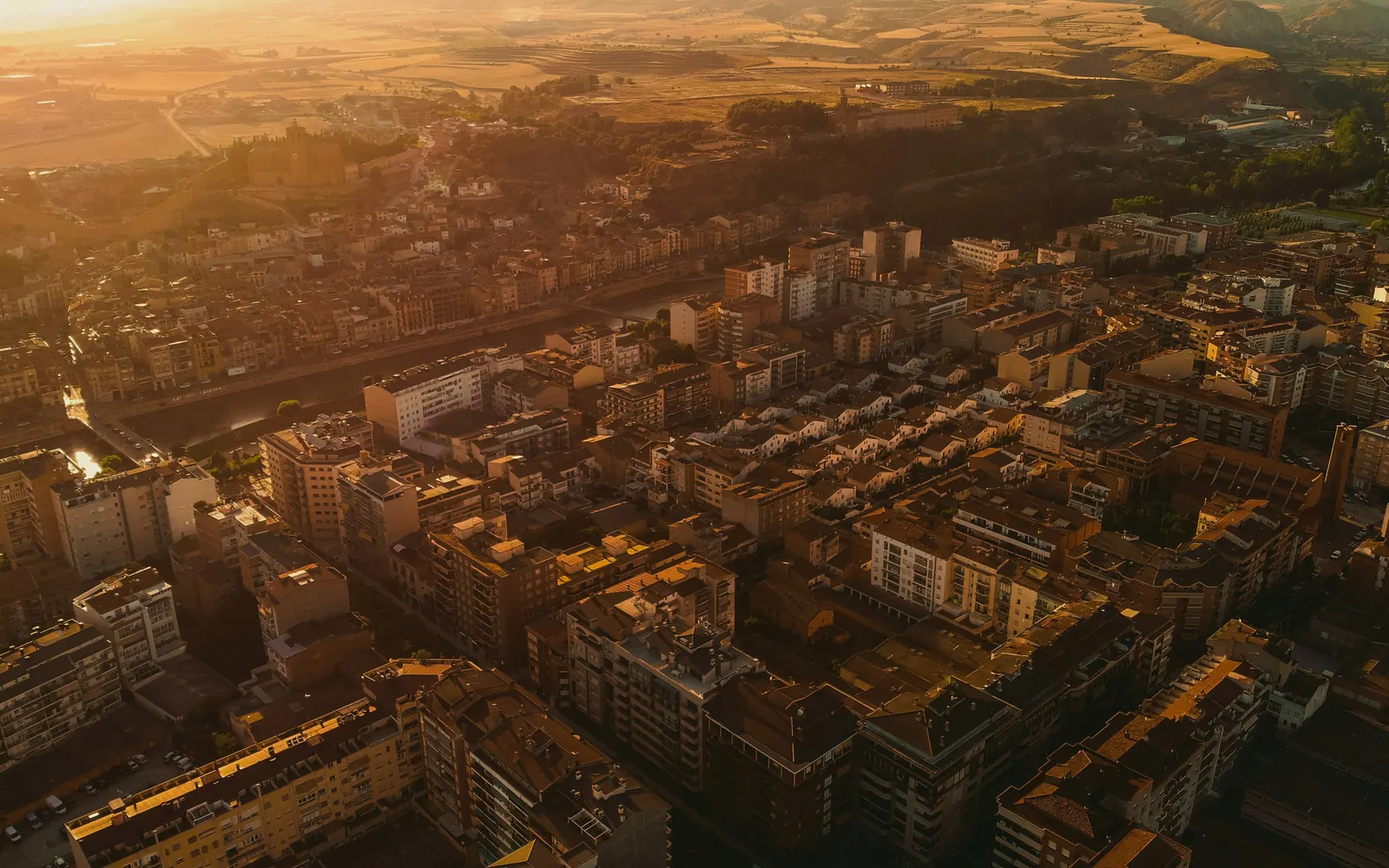 Vista aèria de Balaguer i la plana de Lleida a la posta de sol